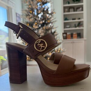 Women’s strappy heels Michael Kors
Size 7